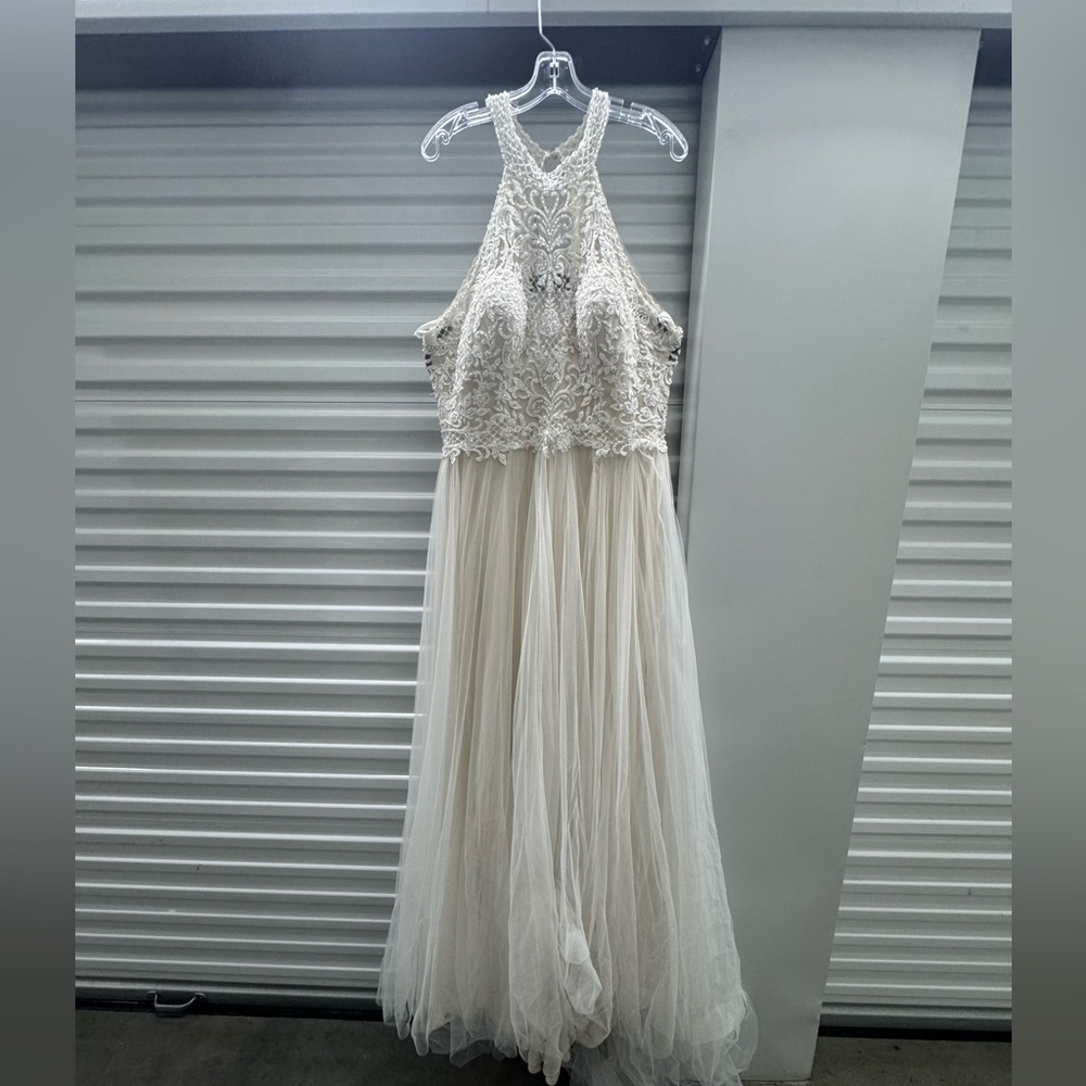 Allure Bridals Wedding Dress – Size 16 – Lace Bodice, Tulle Skirt, Small Train - Picture 7 of 11